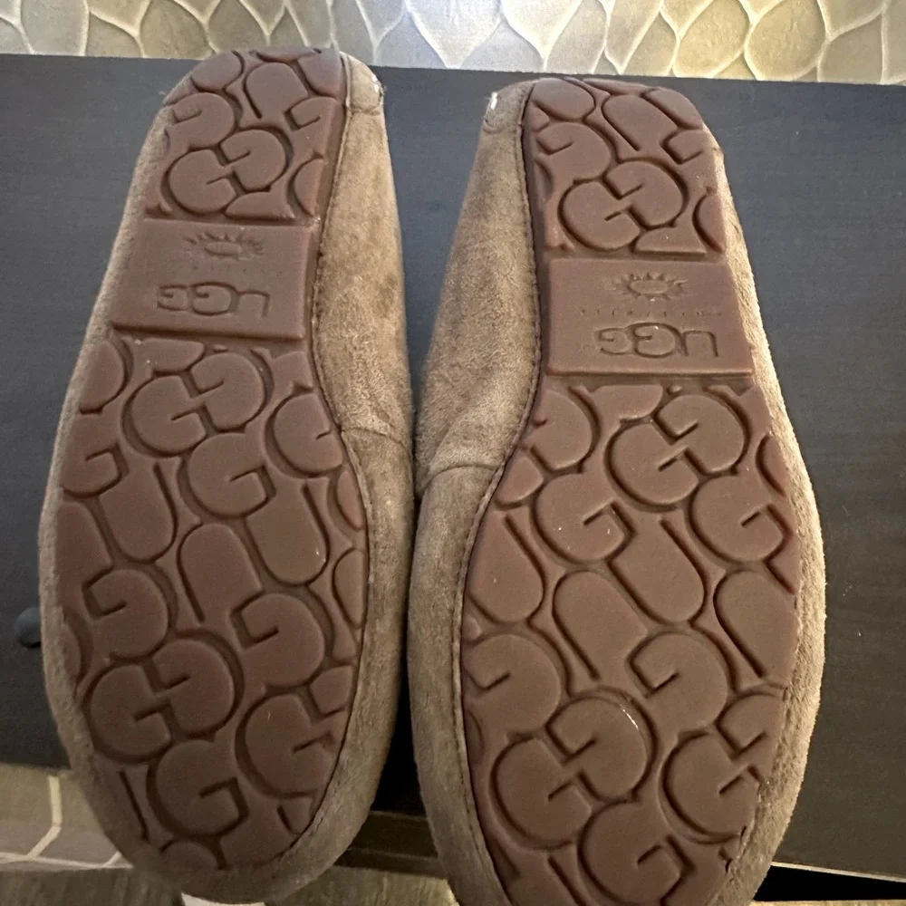 Women’s Ugg Moccasin Size 7 - Picture 2 of 4